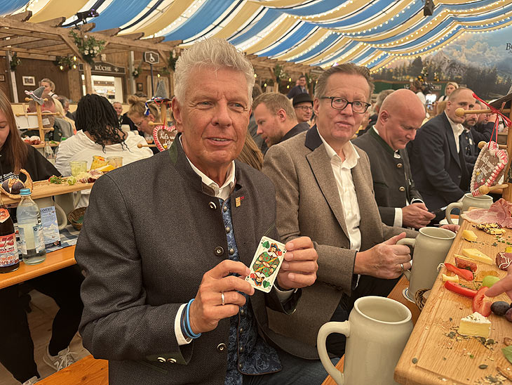 Boandlkramerei der Festzeltwirtsfamilie Schöniger - die Neuen auf der Oide Wiesn 2024 (Oktoberfest)